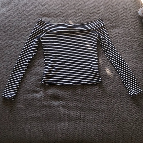 Used Off Shoulder Cropped Mid Long Sleeve Shirt - Picture 1 of 3